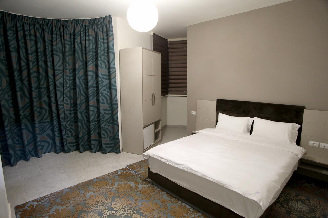 Fjortes Hotel Vlorë Esterno foto