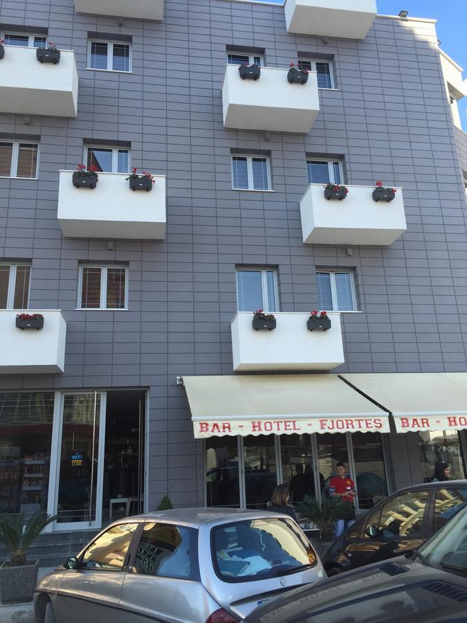 Fjortes Hotel Vlorë Esterno foto