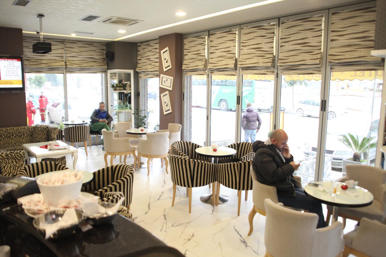 Fjortes Hotel Vlorë Esterno foto
